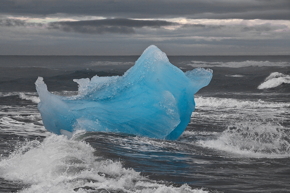 Blauwe ijsberg in zee